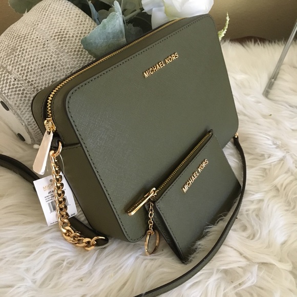 Michael Kors Handbags - Michael Kors jet set crossbody with coin ID holder